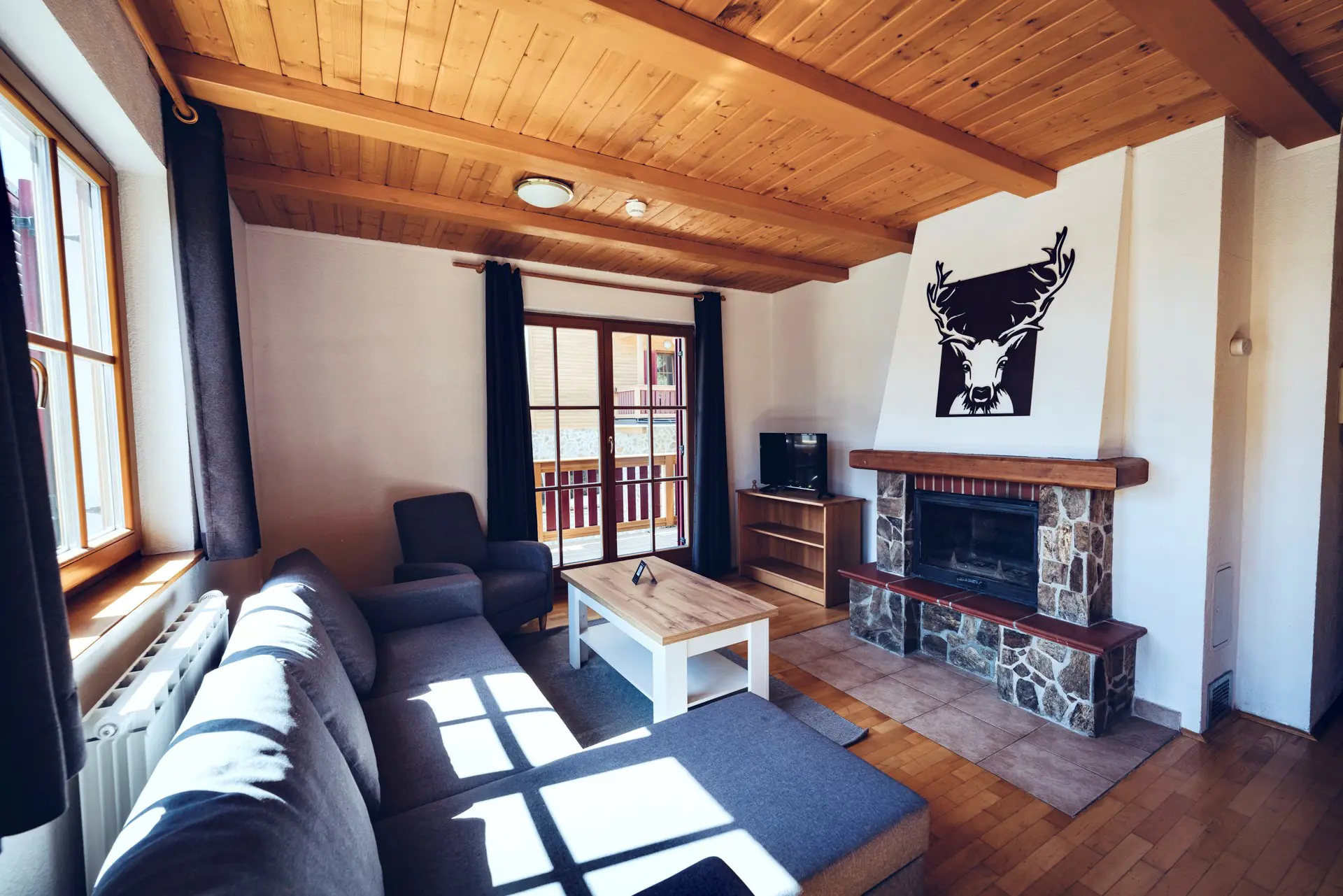 Soncni Apartmaji Bolfenk Dnevni Prostor Kamin Apartment Sunny Pohorjevillage Slovenia