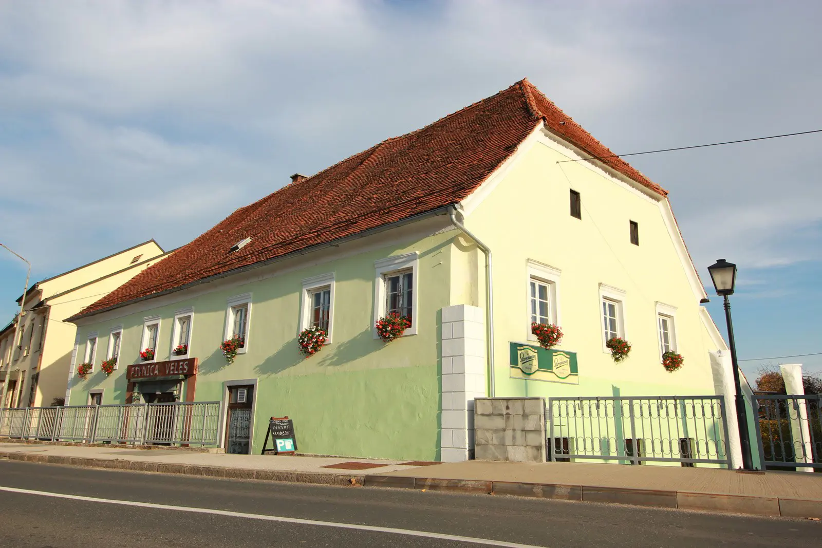 Pivnicaveles Naslovnica